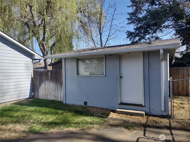 312 SE 9th St, College Place, WA 99324 - view of outdoor structure with an outbuilding and fence