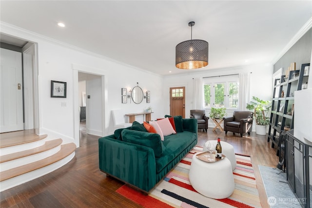 living room featuring baseboards, ornamental molding, recessed lighting, and wood finished floors