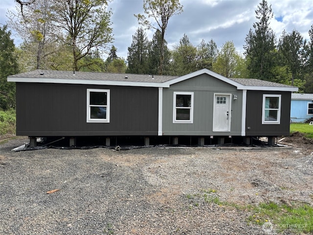 manufactured / mobile home featuring roof with shingles