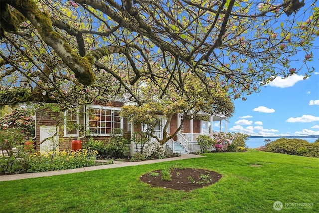 4201 N Mason St, Tacoma, WA 98407 - obstructed view of property featuring a front yard and covered porch
