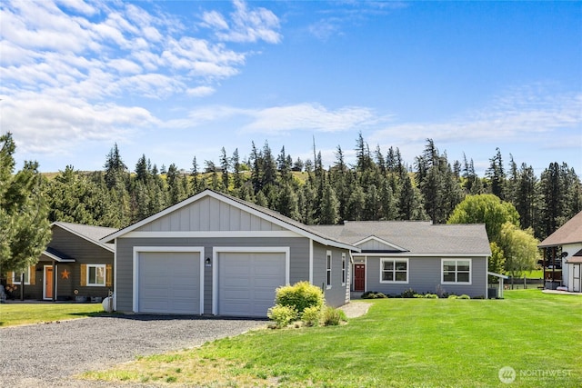 1140 Twin Lakes Rd, Cle Elum, WA 98922 - ranch-style home featuring board and batten siding, gravel driveway, an attached garage, and a front lawn