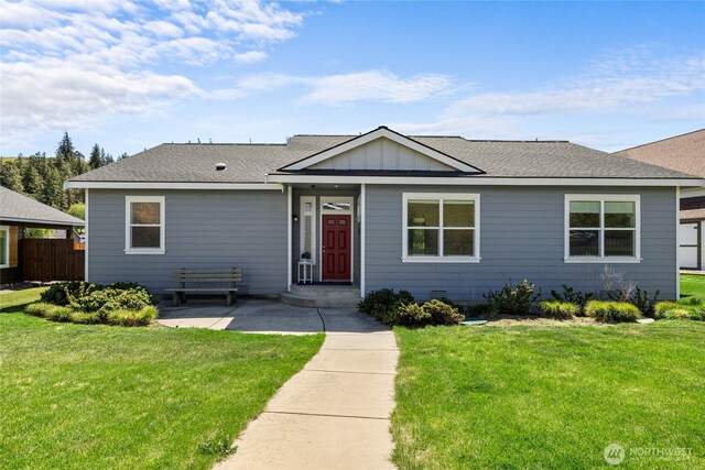1140 Twin Lakes Rd, Cle Elum, WA 98922 - ranch-style home featuring a front lawn, board and batten siding, and a shingled roof