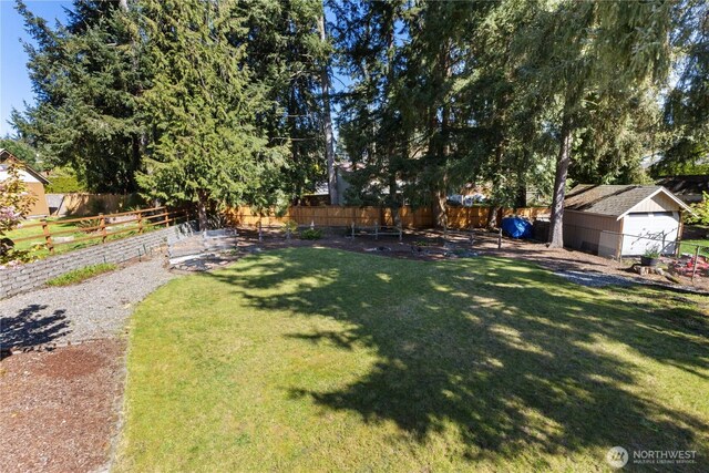 view of yard featuring a fenced backyard