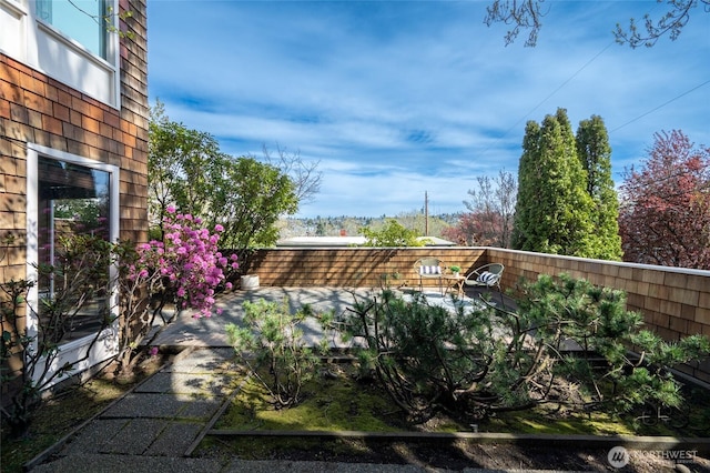 2312 W Crockett St, Seattle, WA 98199 - view of patio / terrace