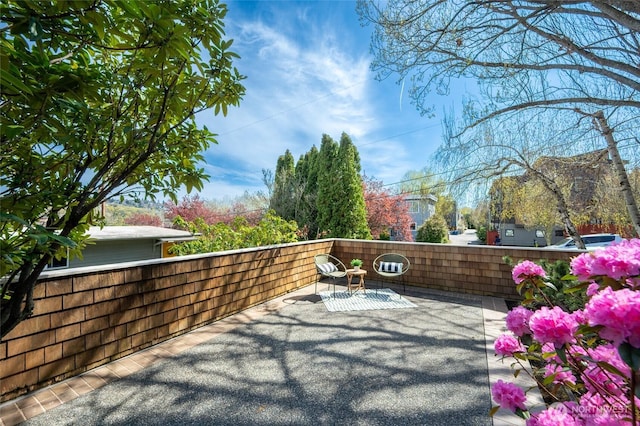 2312 W Crockett St, Seattle, WA 98199 - view of patio / terrace