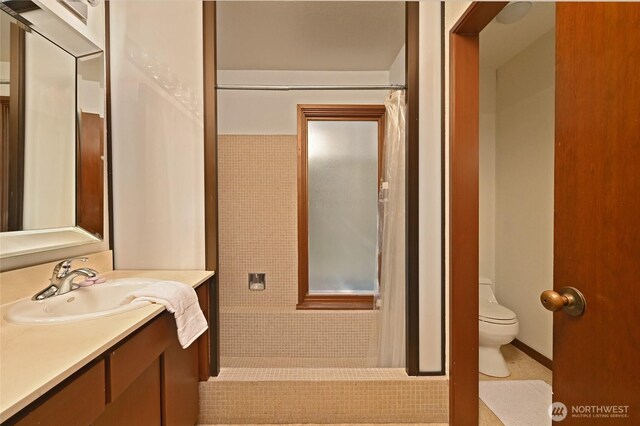 2312 W Crockett St, Seattle, WA 98199 - bathroom with a shower with shower curtain, vanity, and toilet