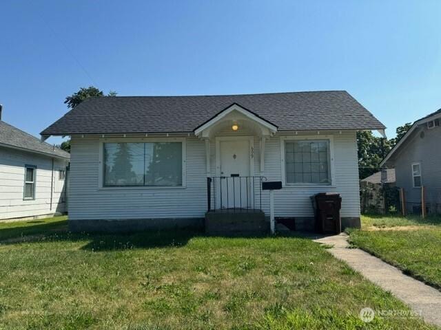 609 S 16th Ave, Yakima, WA 98902 - bungalow-style home with a shingled roof and a front yard
