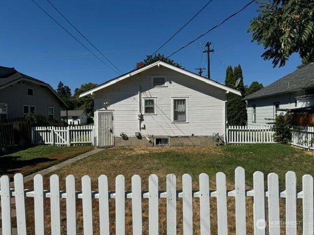 609 S 16th Ave, Yakima, WA 98902 - view of property exterior featuring a fenced backyard and a lawn