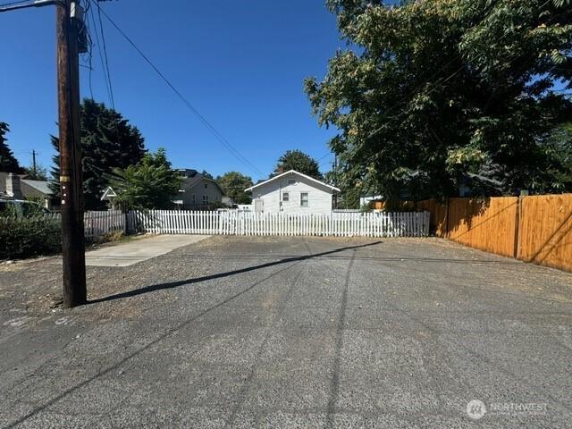 609 S 16th Ave, Yakima, WA 98902 - bungalow-style house featuring fence private yard