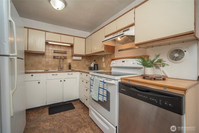 708 S Park Pl, Ellensburg, WA 98926 - kitchen with white appliances, tasteful backsplash, under cabinet range hood, and a sink