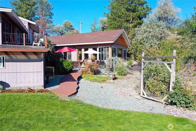 view of front facade featuring a vegetable garden and a front yard