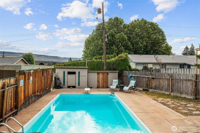 1315 Poe St, Wenatchee, WA 98801 - view of pool with a diving board