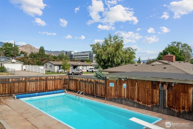 1315 Poe St, Wenatchee, WA 98801 - view of pool with a residential view, a diving board, and a mountain view