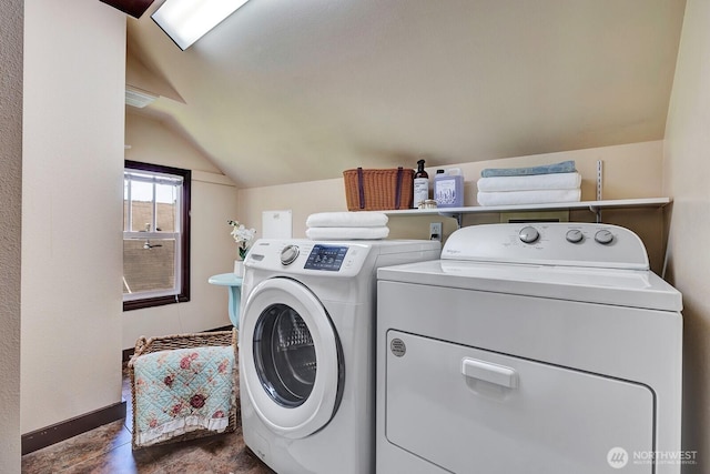 250 SE Andrews St, Issaquah, WA 98027 - clothes washing area featuring independent washer and dryer and baseboards