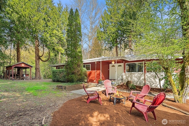 view of yard featuring an outdoor fire pit