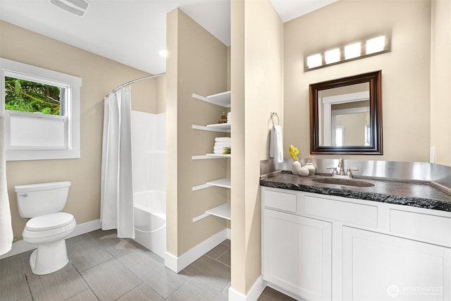 bathroom with vanity, visible vents, toilet, shower / tub combo, and baseboards