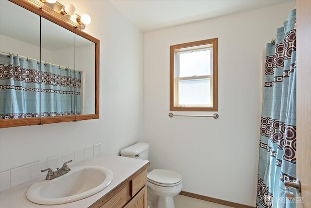 full bathroom featuring a shower with curtain, baseboards, toilet, and vanity