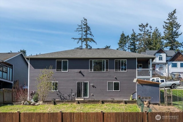 view of front of home featuring a front lawn and fence