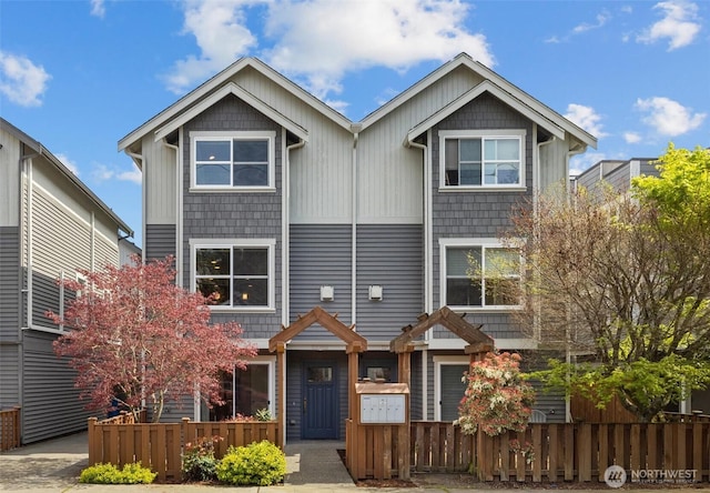 view of front of home with a fenced front yard