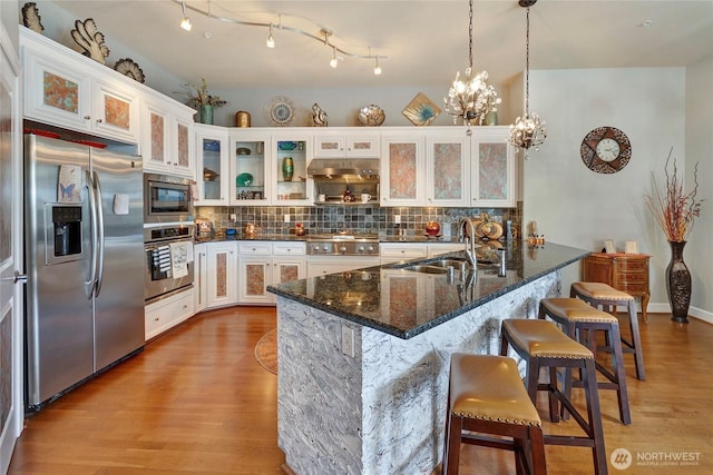 400S Meridian Unit 2A, Puyallup, WA 98371 - kitchen with an inviting chandelier, stainless steel appliances, tasteful backsplash, and a breakfast bar