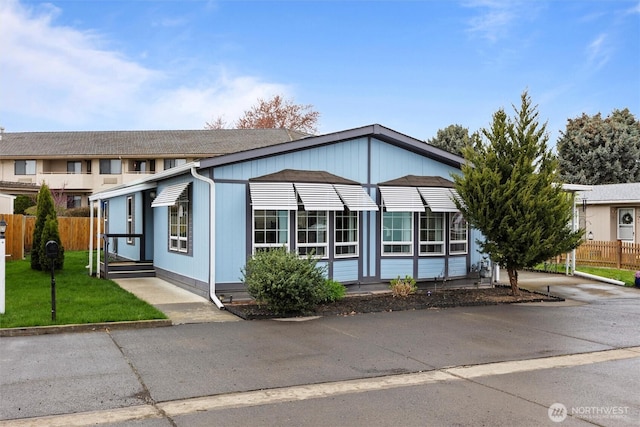 1340 Gloria Ln, Walla Walla, WA 99362 - view of front of property with a front lawn and fence