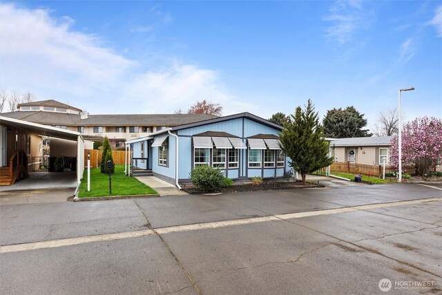 1340 Gloria Ln, Walla Walla, WA 99362 - view of front of property with entry steps, fence, and a front lawn
