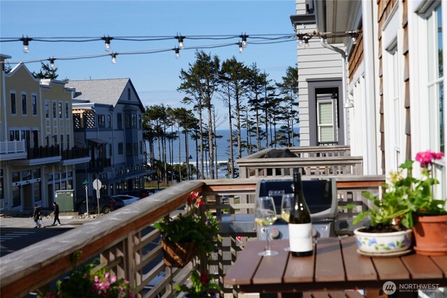 211 Market St, Pacific Beach, WA 98571 - balcony featuring grilling area