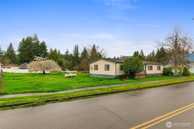 view of front of house featuring a front lawn