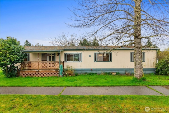 view of front of house featuring a front lawn