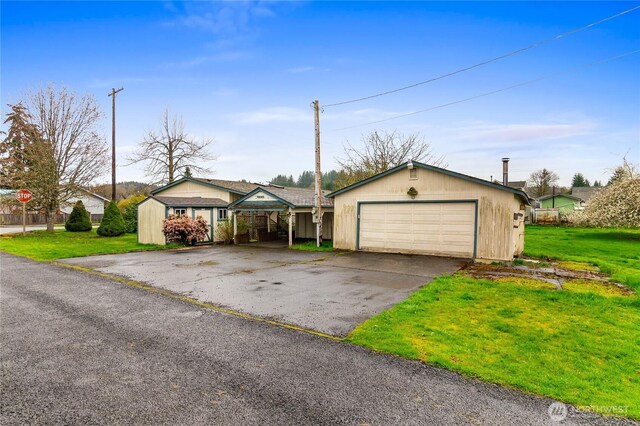 view of front facade featuring a front yard, a garage, and aphalt driveway