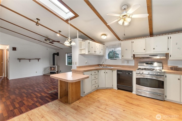 kitchen featuring a sink, dishwasher, under cabinet range hood, gas stove, and ceiling fan