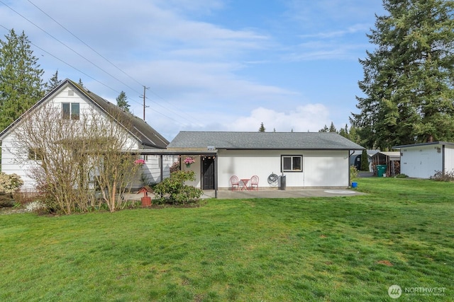 view of front of home featuring a patio and a front lawn