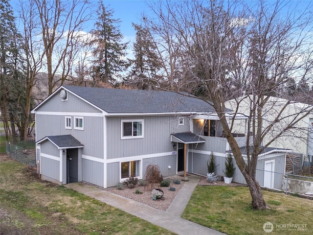 207 Harmon St, Waitsburg, WA 99361 - view of front of home with a shingled roof, fence, and a front lawn