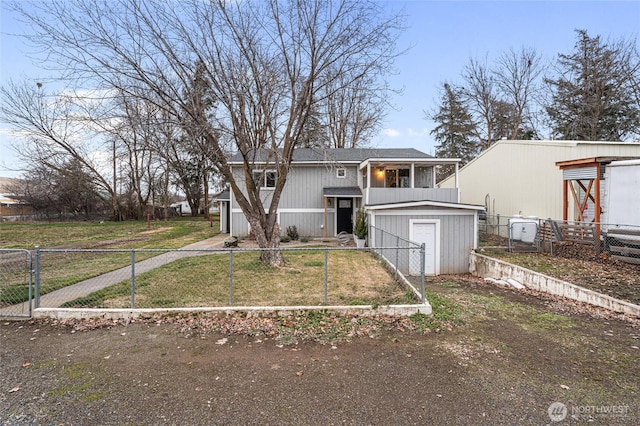 207 Harmon St, Waitsburg, WA 99361 - raised ranch featuring a front lawn, an outbuilding, and fence private yard
