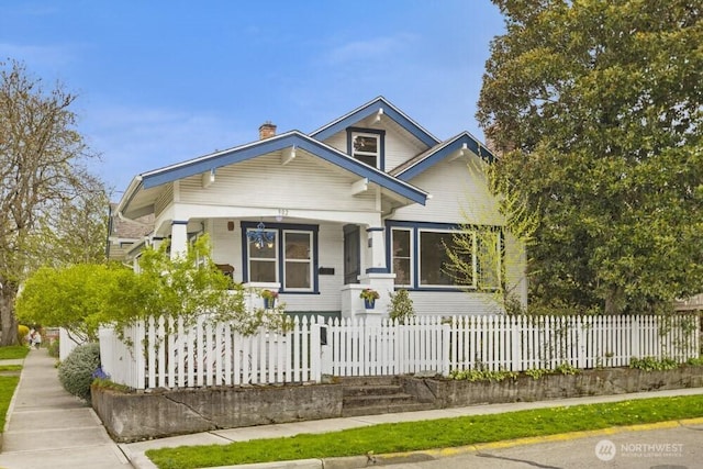 902 Wood Ave, Sumner, WA 98390 - bungalow featuring a chimney and a fenced front yard
