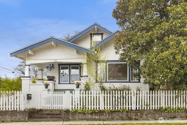 902 Wood Ave, Sumner, WA 98390 - view of front facade with a porch and a fenced front yard