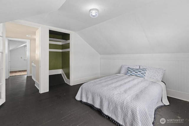 902 Wood Ave, Sumner, WA 98390 - bedroom featuring a closet, baseboards, vaulted ceiling, and wood finished floors