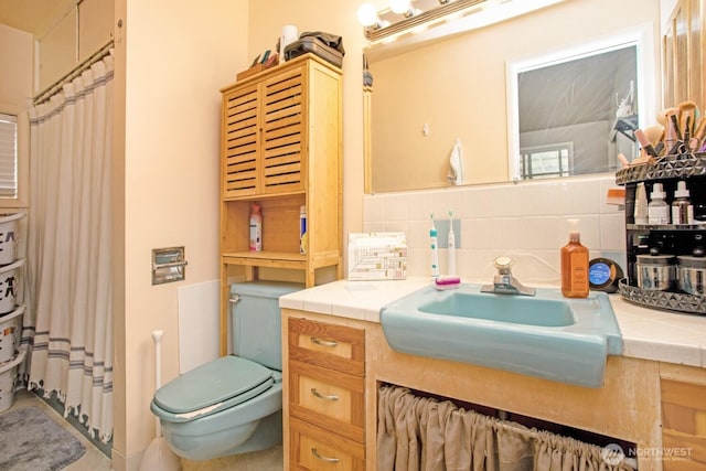 1444 SE Central Ave, College Place, WA 99324 - bathroom featuring a shower with curtain, toilet, decorative backsplash, and vanity