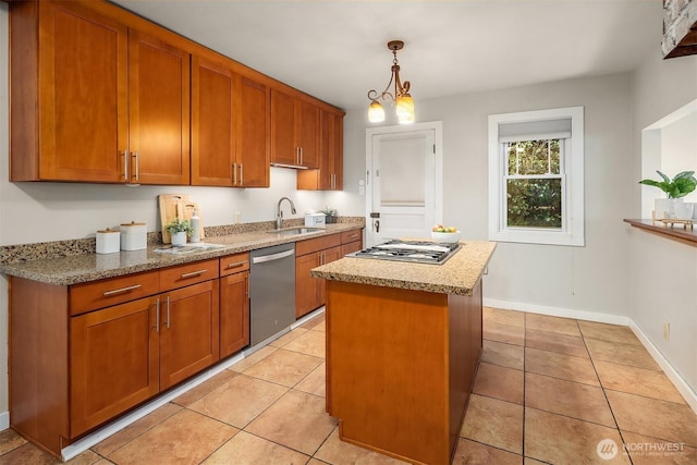 kitchen featuring light tile patterned floors, baseboards, a center island, a sink, and stainless steel appliances
