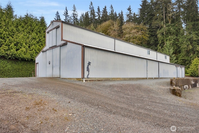 view of pole building featuring dirt driveway