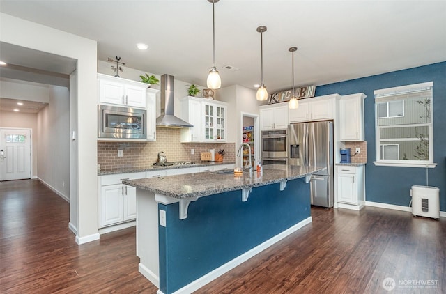 27631 154th Pl SE, Kent, WA 98042 - kitchen featuring stainless steel appliances, a sink, dark wood-style floors, wall chimney range hood, and a kitchen breakfast bar