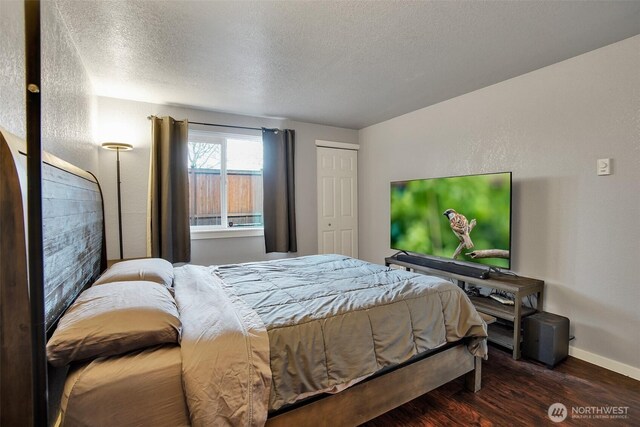 12519 SE 41st Pl Unit B103, Bellevue, WA 98006 - bedroom with baseboards, wood finished floors, and a textured ceiling