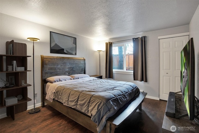 12519 SE 41st Pl Unit B103, Bellevue, WA 98006 - bedroom with baseboards, wood finished floors, and a textured ceiling