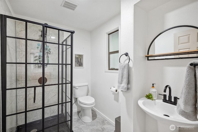 full bath with visible vents, baseboards, toilet, and tiled shower