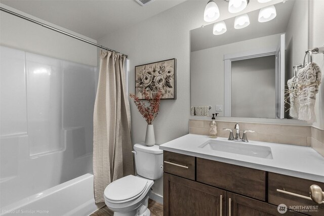 705 Ava St, Walla Walla, WA 99362 - bathroom featuring toilet, vanity, shower / bath combo, and wood finished floors
