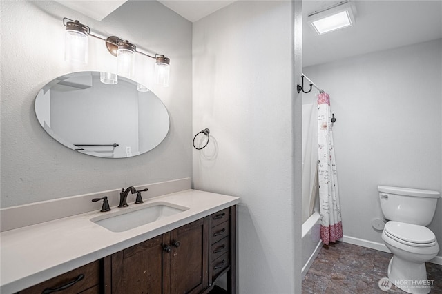 full bathroom with baseboards, shower / tub combo, toilet, and vanity