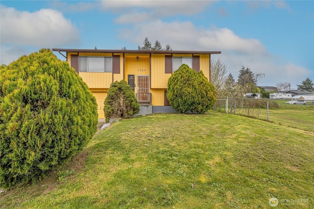 1023 S 88th St, Tacoma, WA 98444 - raised ranch featuring fence and a front lawn