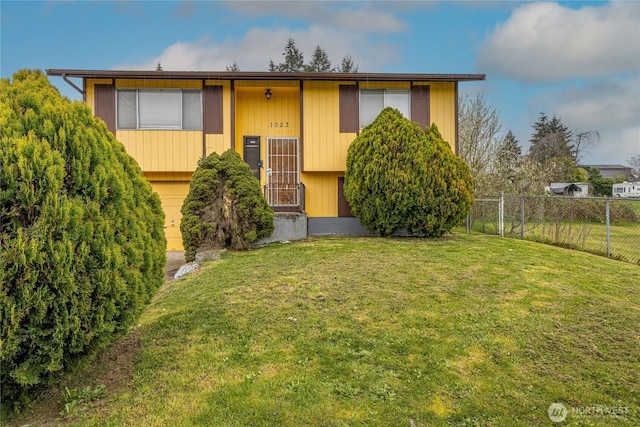 1023 S 88th St, Tacoma, WA 98444 - split foyer home featuring fence and a front lawn