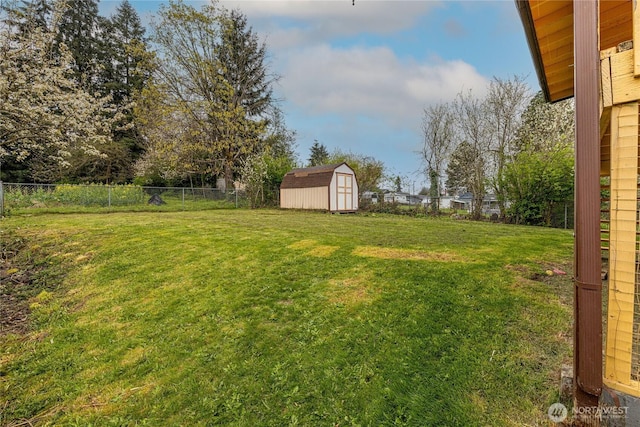 1023 S 88th St, Tacoma, WA 98444 - view of yard featuring a shed, a fenced backyard, and an outdoor structure