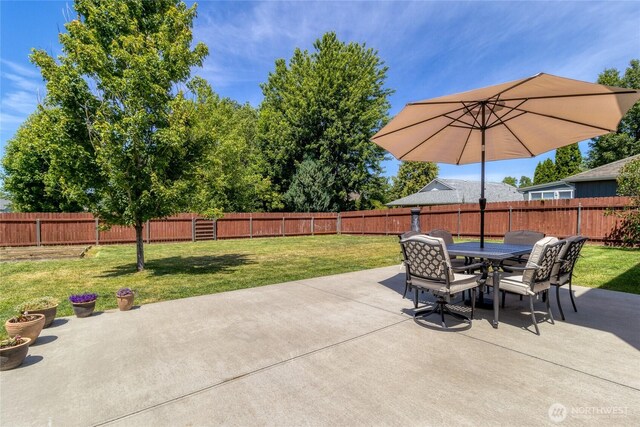 2335 Hawk Dr, Walla Walla, WA 99362 - fenced backyard with a patio area and outdoor dining space